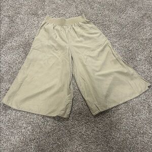 Wide-Leg Linen Capris